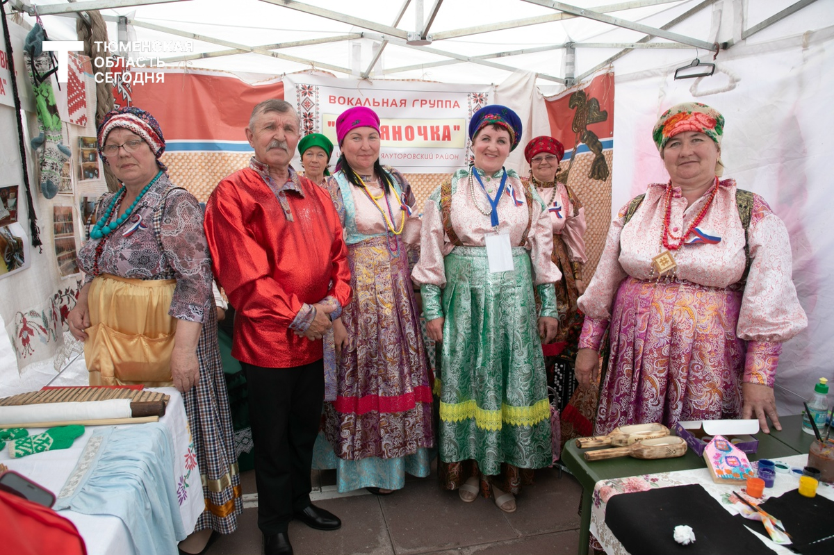 Со своей культурой коми-зыряне знакомят земляков на
областном фестивале национальных культур «Мост дружбы»
|| Фото Сергея КУЛИКОВА
