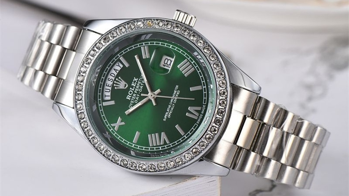 Почему на часах IIII вместо IV? Теория 2. Легенда из Франции