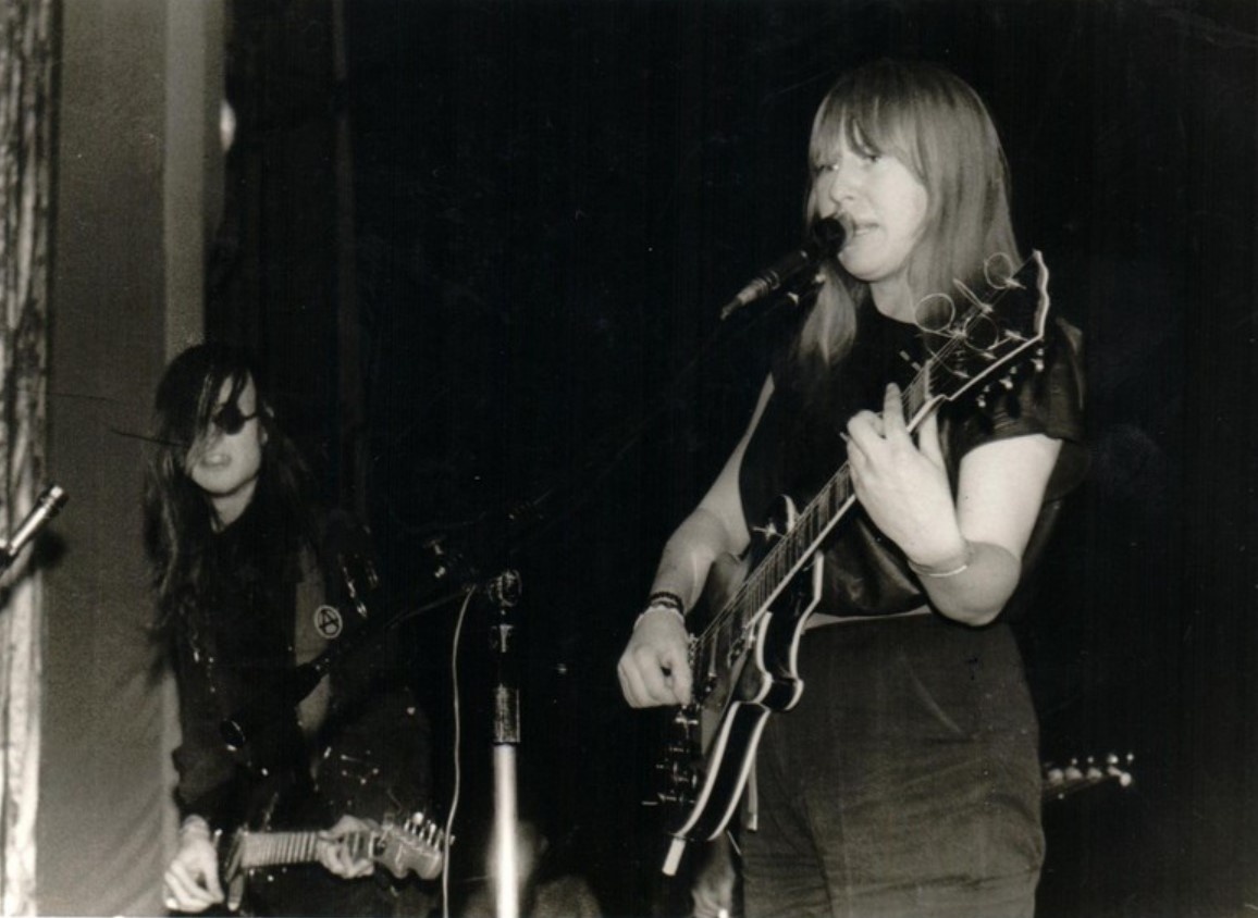 Выступление Янки Дягилевой (советской рок-певицы, автора-исполнителя, участницы панк-рок-групп «Гражданская оборона", «Великие Октябри») с Игорем Летовым (советским и российским поэтом и музыкантом, лидером группы «Гражданская оборона»). СССР, г. Омск, 1980-1989 гг.