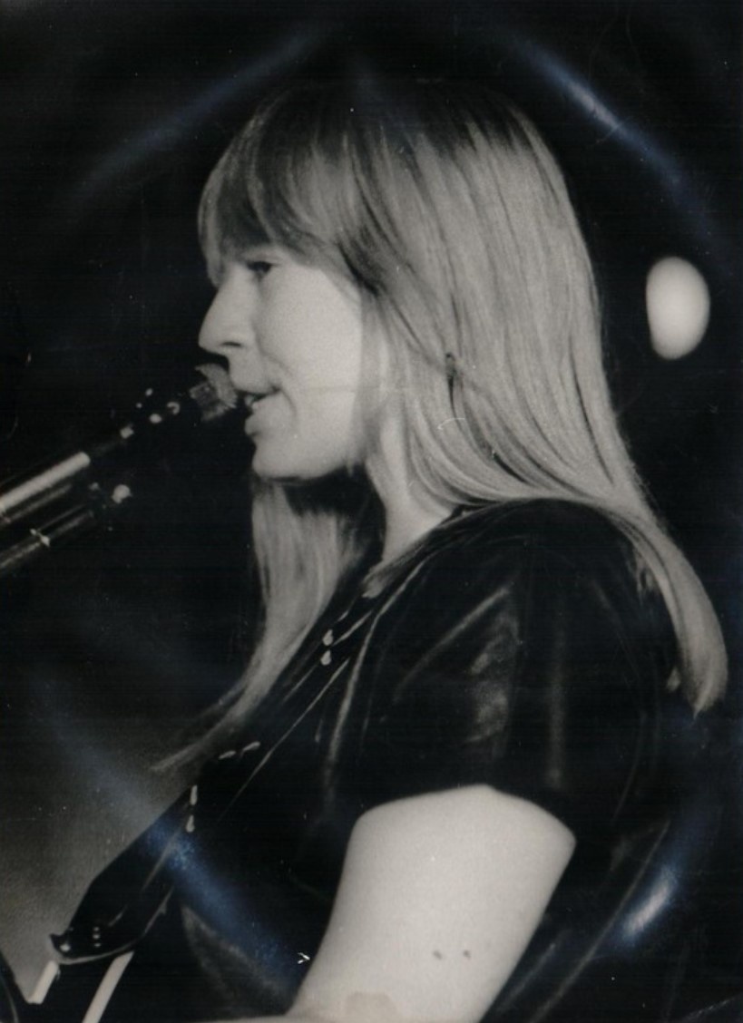 Выступление Янки Дягилевой (советской рок-певицы, автора-исполнителя, участницы панк-рок-групп «Гражданская оборона», «Великие Октябри»). СССР, г. Омск, 1980 - 1989 гг.
