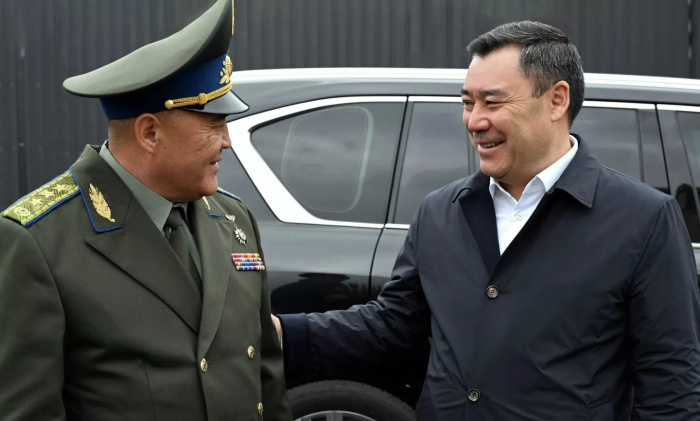    © Источник Фото: пресс-служба президента Кыргызской Республики / Султан Досалиев. Камчыбек Ташиев (слева) и Садыр Жапаров (справа)