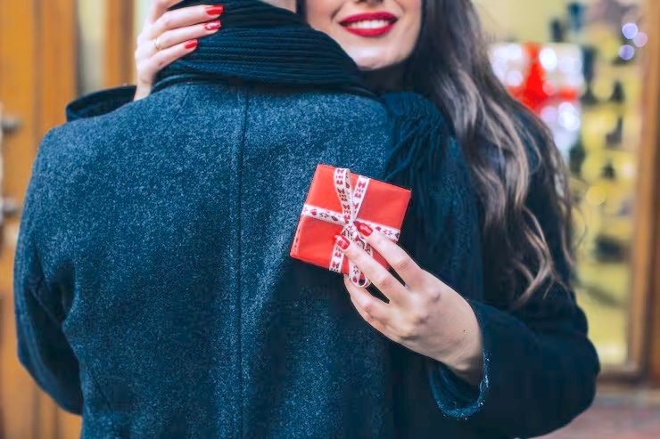 «Я же тебе айфон подарил!»: почему дорогие подарки иногда пугают и что с этим делать