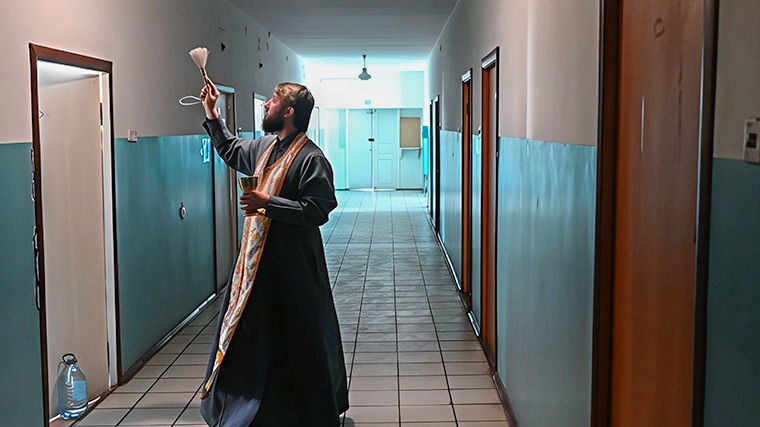 Священник освящает помещение. Фото: © РИА Новости