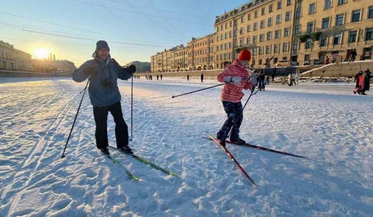     Люди катаются на лыжах. Источник: spb.kp.ru Автор фото: Алексей Булатов