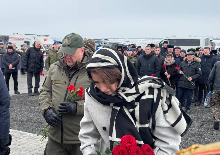 Недалеко от этого живописного места на берегу реки мы нашли Александра