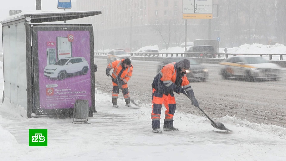    Городские службы Москвы работают в усиленном режиме    из-за    снегопада