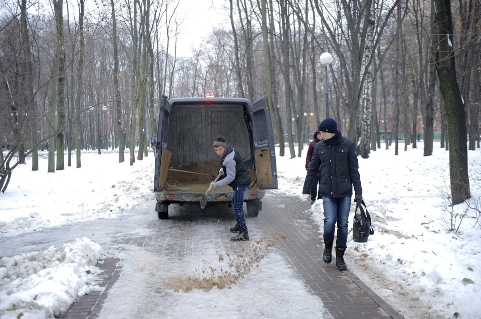    Коммунальные службы проводят обработку улично-дорожной сети. Иван МАКЕЕВ