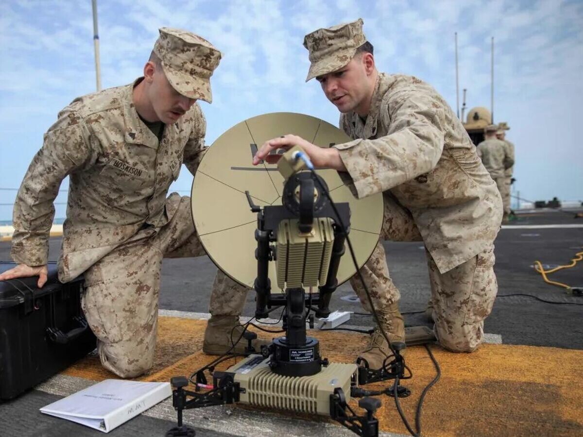    Военнослужащие армии США устанавливают многоцелевой терминал, обеспечивающий доступ к спутниковой связи | © Фото : U.S. Marine Corps