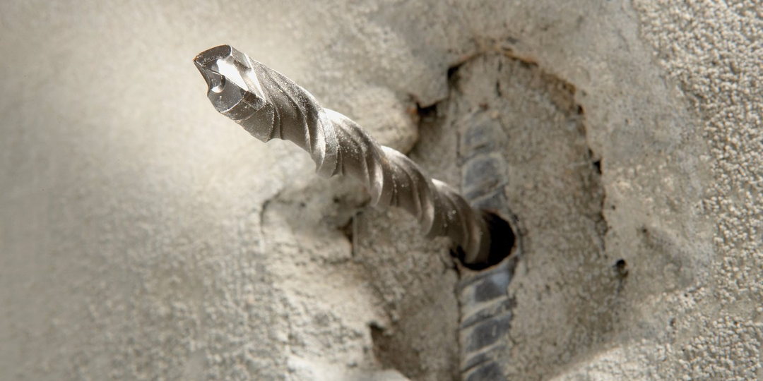 Сверлил стену — попал в арматуру. Что делать то?