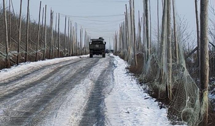 Инженерными подразделениями ВС РФ ежедневно проводится обслуживание противодроновых сетей, по которым проходит транспортное сообщение с прифронтовыми сёлами Харьковской области. По этим дорогам обеспечивается доставка продовольствия, продуктов питания, медикаментов, дров и угля, источник Телеграм-канал ПТИЦИН / KCAE
