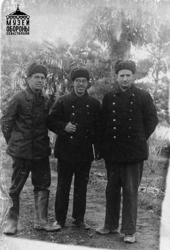    1. Научные сотрудники Ленинградского физико-технического института АН СССР, принимавшие участие в работах по размагничиванию кораблей Черноморского флота. Слева направо: А. Р. Регель, Ю. С. Лазуркин, И. В. Курчатов. Декабрь 1941 г. Фото: Музей обороны Севастополя