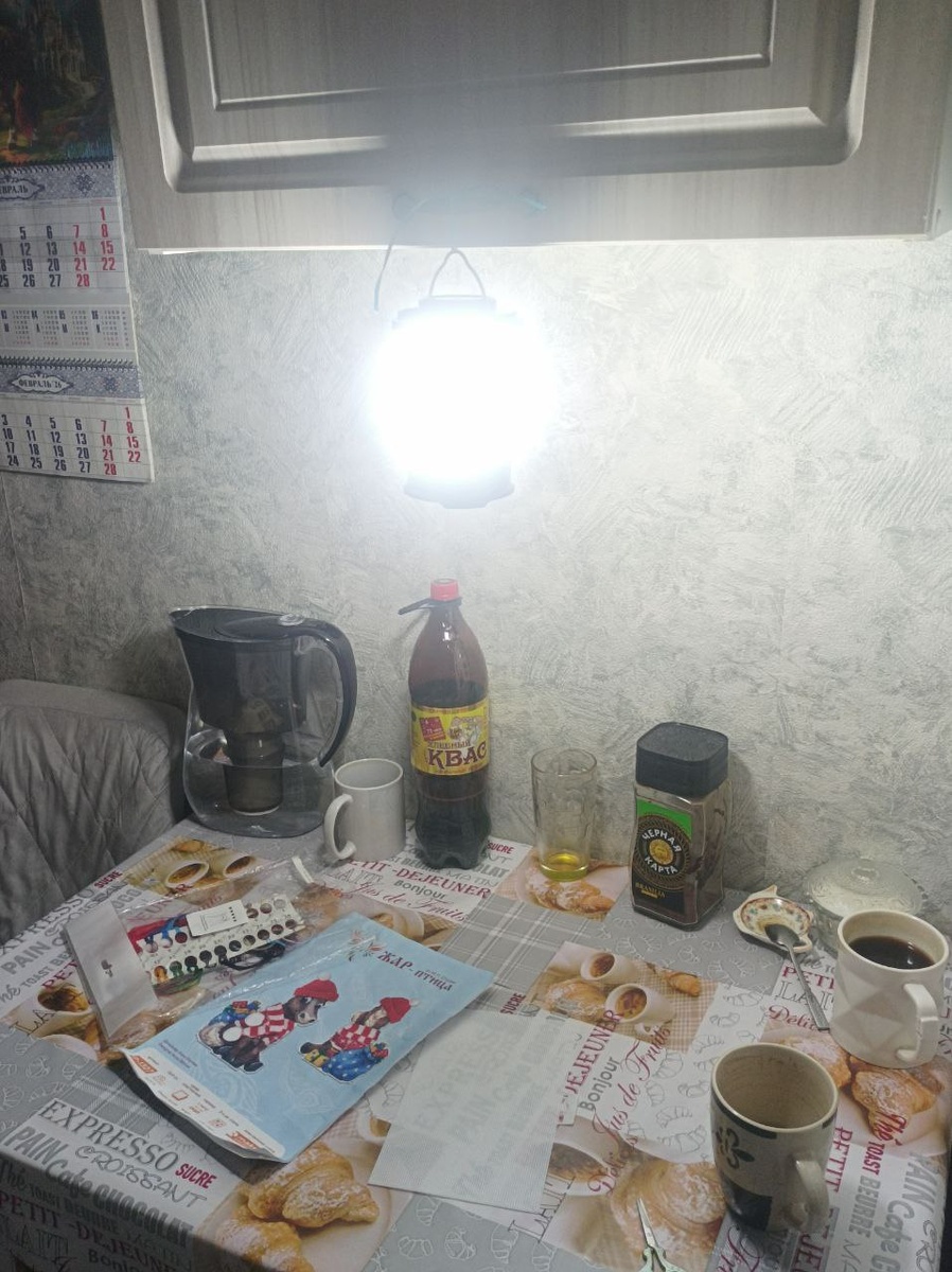 Под импровизированным фонарем