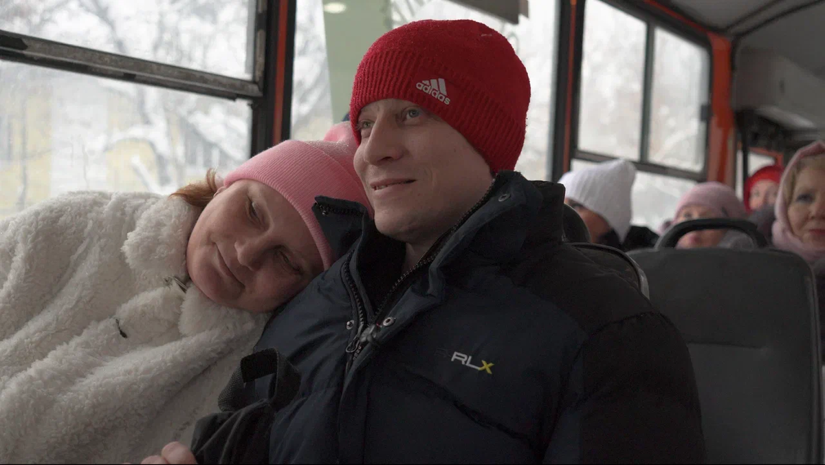 В центре сюжета – пара из Нижнего Новгорода, которая много лет живет в закрытом учреждении. Это история об их буднях, праздниках и планах на будущее.