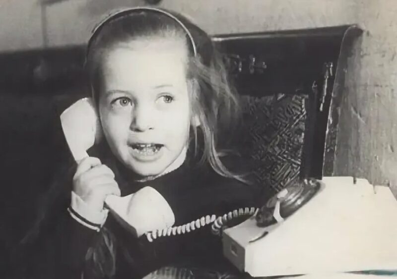    Маленькая Ульяна Цейтлина: девочка из интеллигентной семьи, завороженная миром искусства.