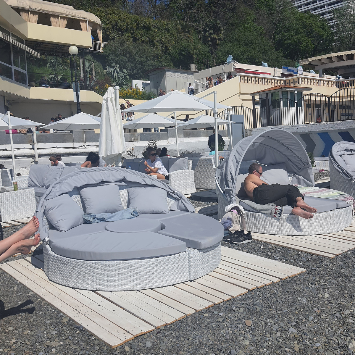 Кровати-ракушки на приморском пляже в г. Сочи