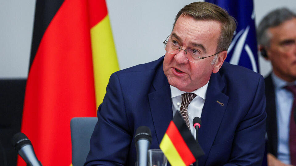     Писториус закашлял после слов о помощи Украине и сравнил себя с Байденом REUTERS/Tom Nicholson