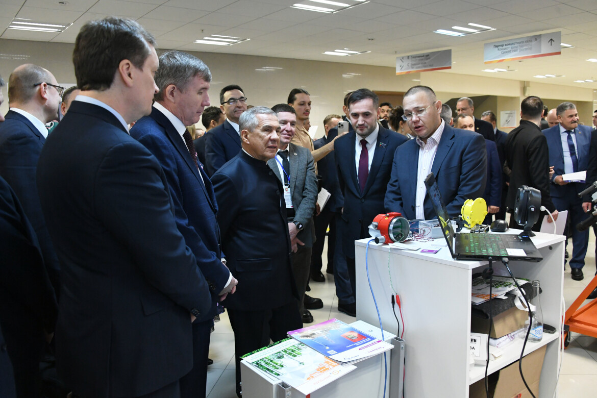 До начала заседания Рустам Минниханов осмотрел специализированную выставкуФото: rais.tatarstan.ru