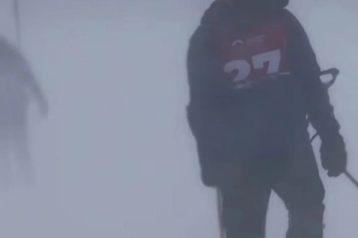    На Байкале из-за сдувающего с ног ветра отменили старт «Ледового шторма»