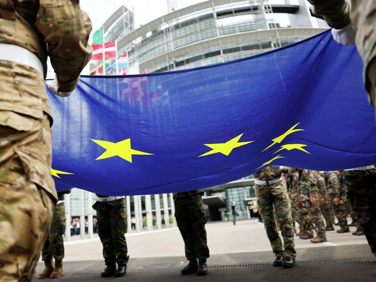    Военнослужащие с флагом ЕС в Страсбурге | © AP Photo / Jean-Francois Badias