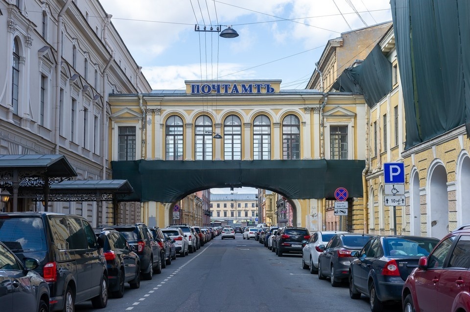    Главпочтамт пустует уже несколько лет. Олег ЗОЛОТО