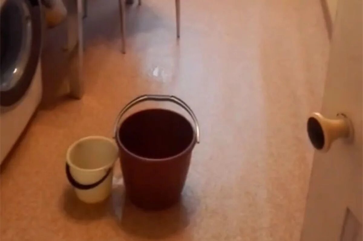    Жители дома на пр. Строителей в Барнауле пожаловались на капель в квартирах