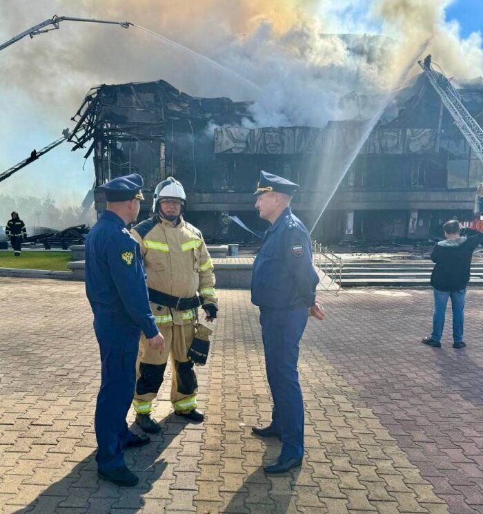 Пожарные работали двое суток, но спасти театр не смогли / фото: прокуратура Хабаровского края 