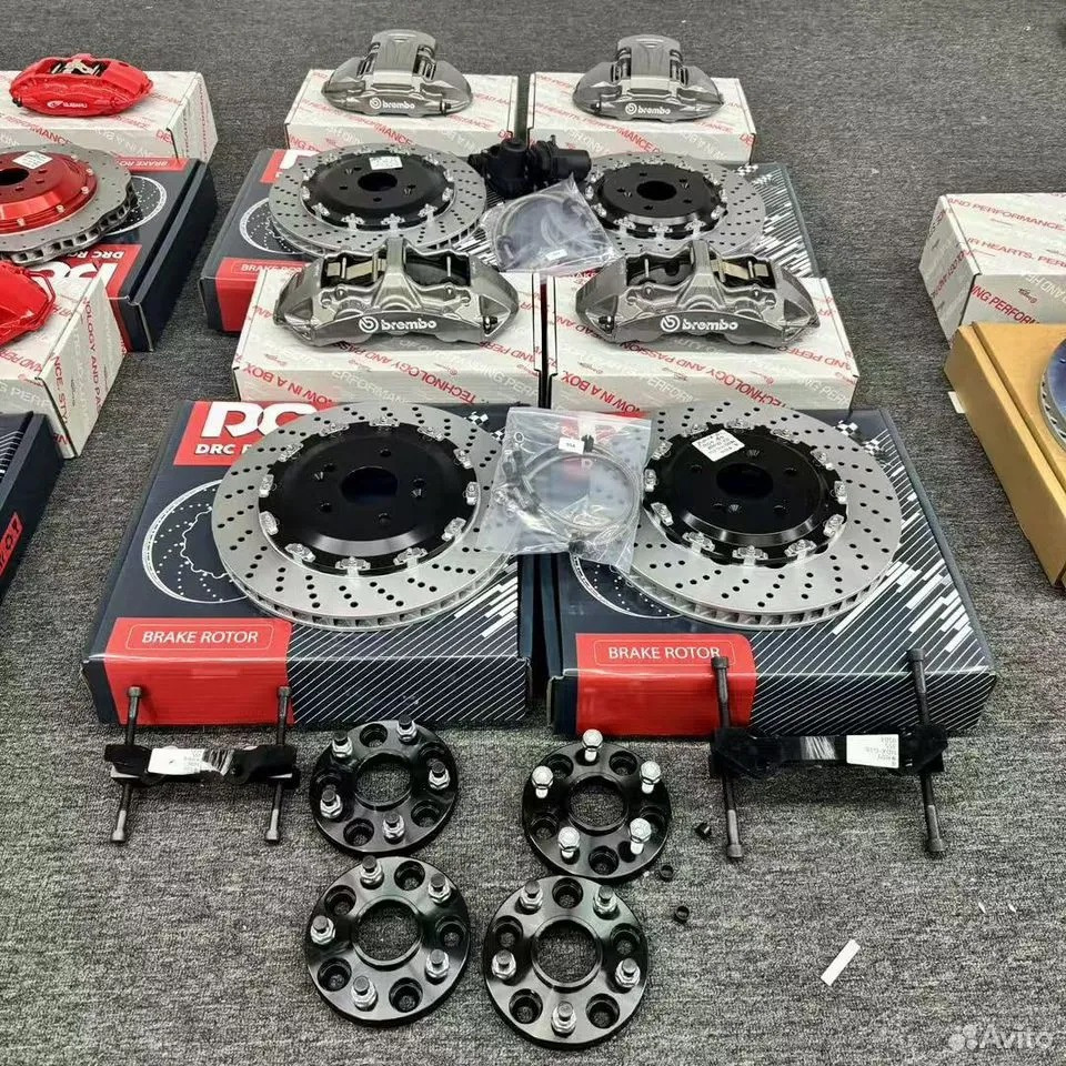 Такими фото завален весь интернет, где на ковролине разложены десятки комплектов тормозных систем, а между ними проворно бегает в шлепках дядюшка ПО и его внук ЛИ, собирая для вас супертормоза из китайских компонентов.