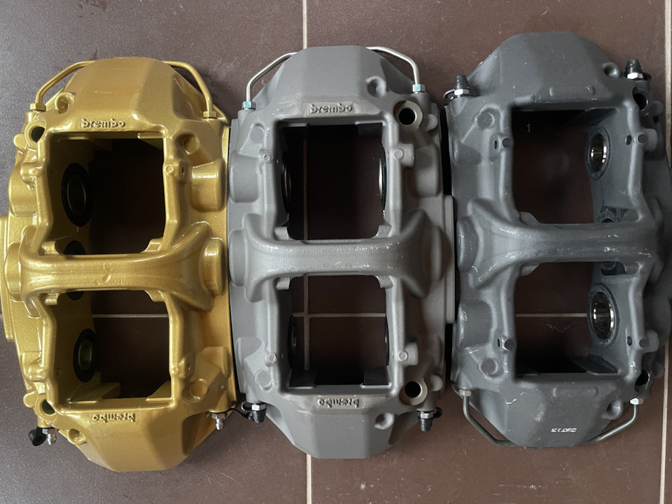 На фото представлены суппорты GT6 это почти один из самых дешёвых суппортов сделанных в Китае, на фото видно как безымянный суппорт сначала становится BREMBO, а потом уже в краске трудноразличим от оригинала. 