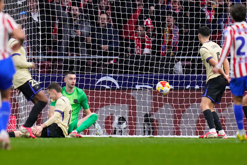     Первый мяч "Атлетико" после грубой ошибки вратаря "Барсы" / фото: AP