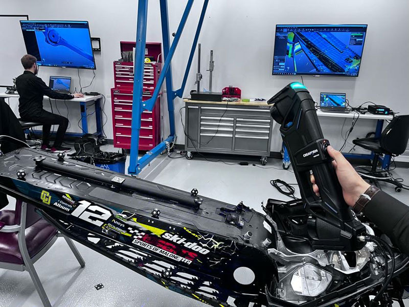 Команда экологичных снегоходов Университета Кларксона использовала HandySCAN MAX™|Elite для захвата 3D-измерений крупных компонентов снегохода.