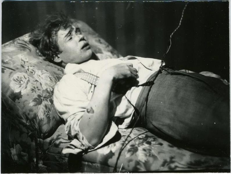 Первое посмертное фото Сергея Есенина в номере №5 "Англетера". Всмотритесь в детали: вмятина на лбу и застывшая в защитном жесте рука – это следы борьбы или несчастный случай?