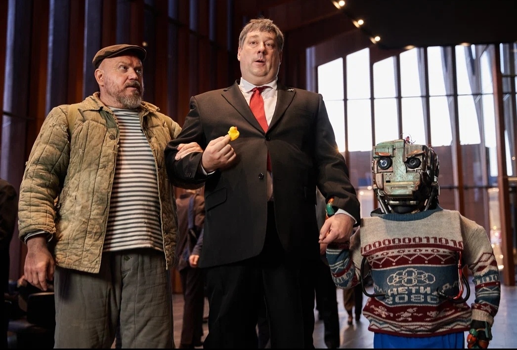 Барагозин (посередине) теперь в роботе, а Николай (слева) пытается отстоять свою деревню на Марсе и вернуть друга обратно.