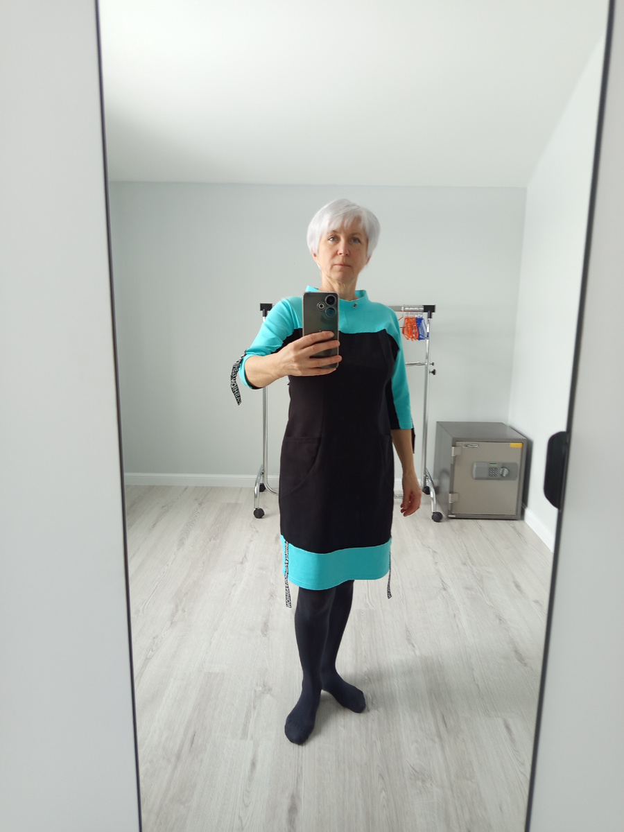 Фоток никаких нет. Выставляю себя любимую))) Получилась, как скульптура "Ленин на броневике", который ещё не приехал.