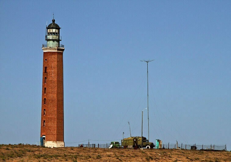 Там, за маяком, должно быть море!