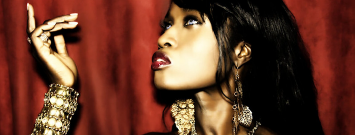 Для шамана гражданка слишком красивая, не так мы представляем себе посредника в разговоре с духами нижнего мира / Фото: pxhere.com