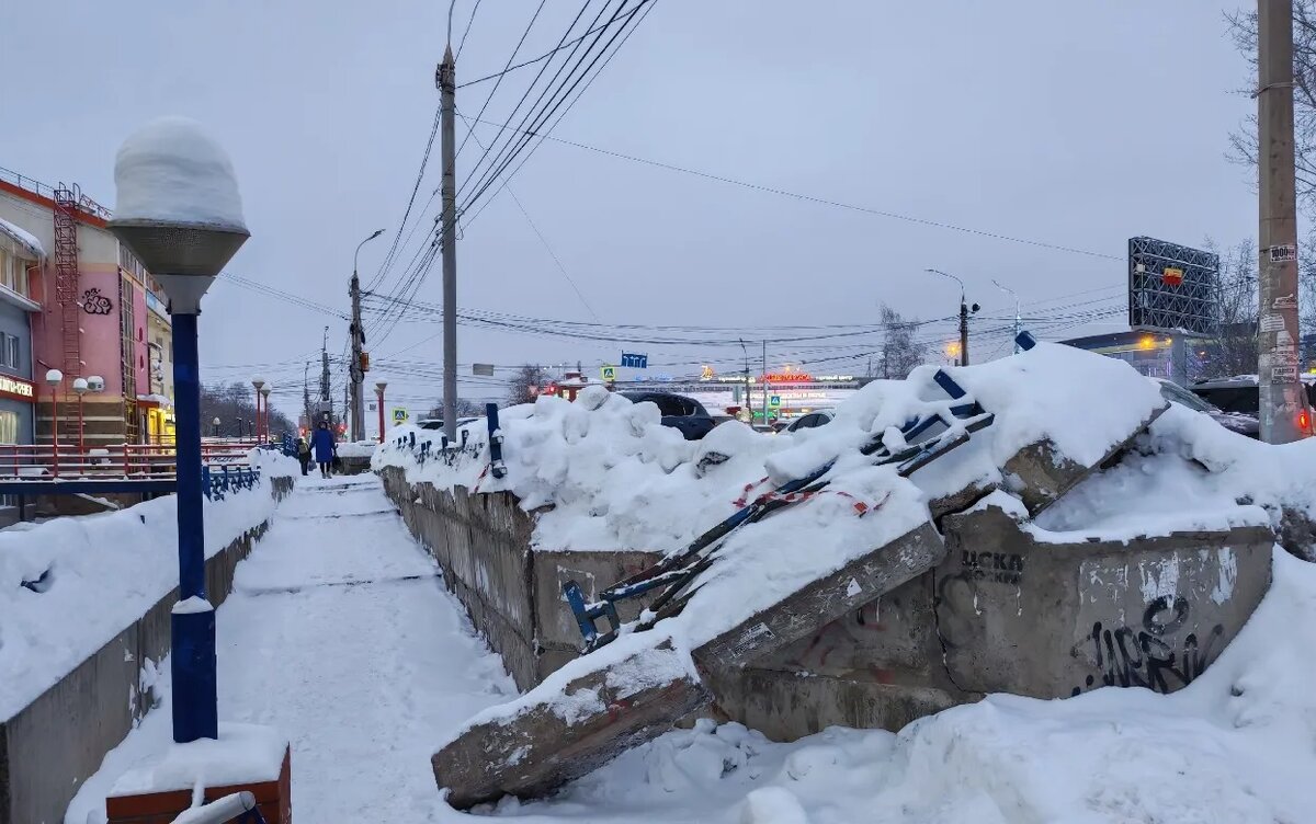    Опасно ходить: власти Ижевска признали аварийной стену на Авангардной