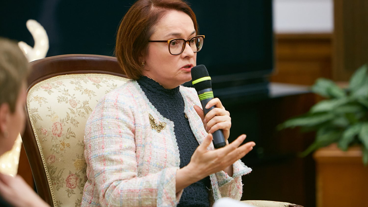 ЦБ выявил нарушения в банках: навязанные услуги и риски старых карт