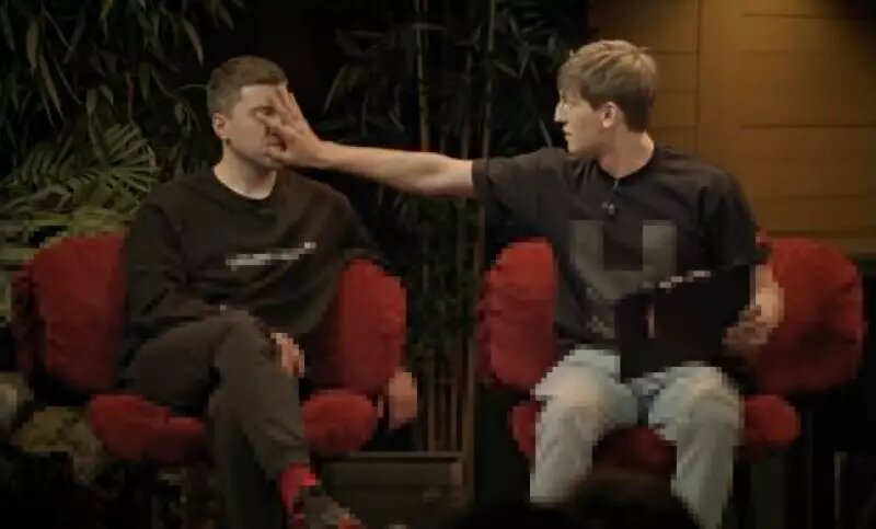    Алексей Щербаков с коллегой. Фото: стоп-кадр шоу