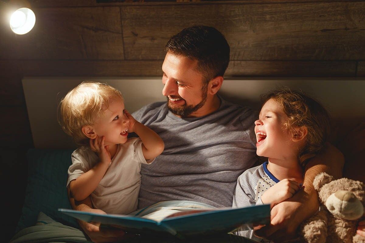 Ритуалы, например совместное чтение в постели, расслабляют детей и помогают настроиться на сон. Источник: Evgeny Atamanenko / Shutterstock / FOTODOM📷
