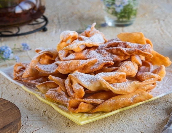 В муку добавляю водку — хворост хрустит и тает во рту: секрет многих бабушек сработал