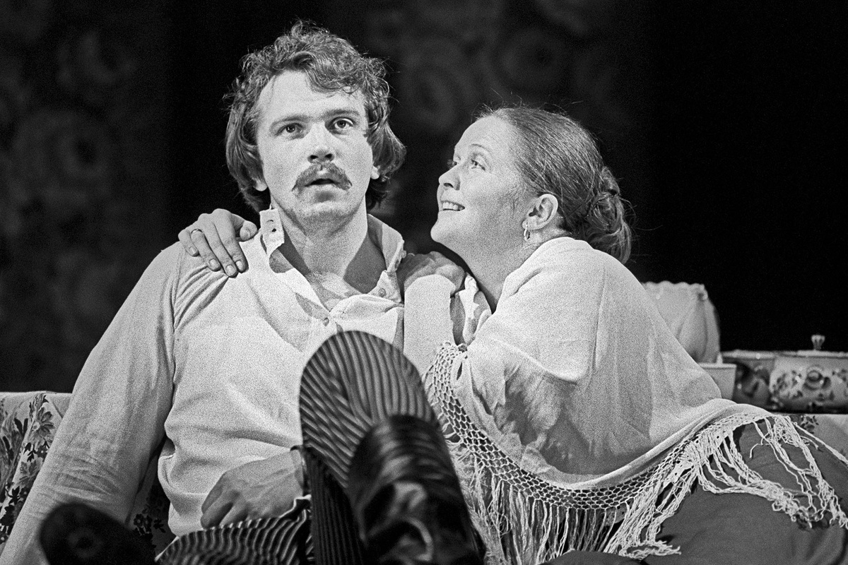    Сцена из спектакля «Леди Макбет Мценского уезда» на сцене Московского академического театра имени Владимира Маяковского, в роли Катерины Львовны – Наталья Гундарева, и в роли Сергея – Виктор Корешков, 1979 год