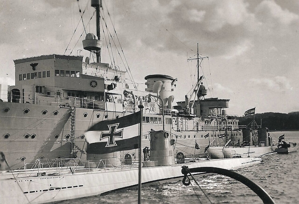 U-10 (стоит рядом с U-11, рубка закрыта флагом) в 1936 году