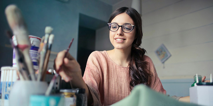 На фото мы видим рисующего человека в рисующем свете / Фото: unsplash.com