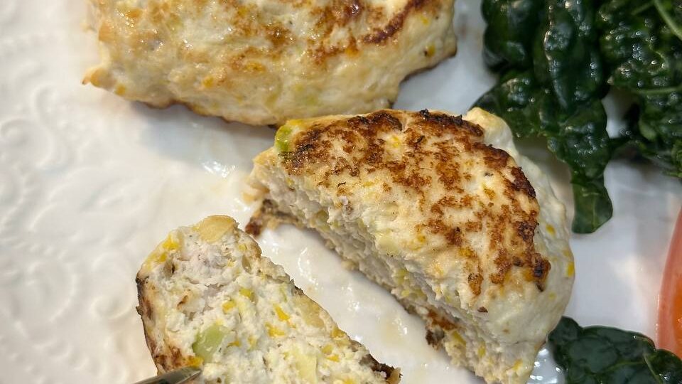 Легкий обед: нежные котлеты из курицы и овощей