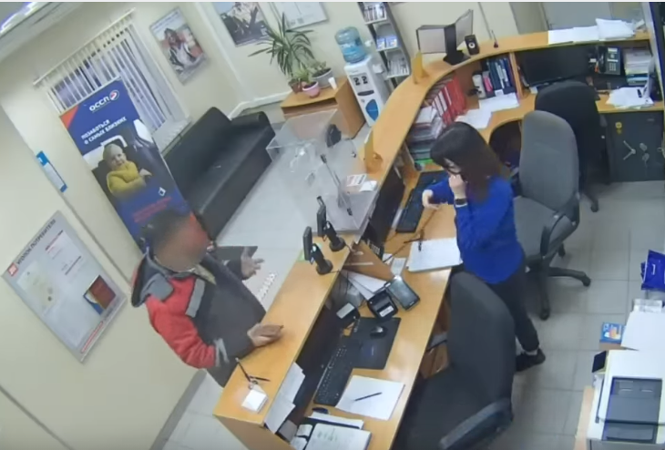    Кассир помогла принять родыКадр из видео