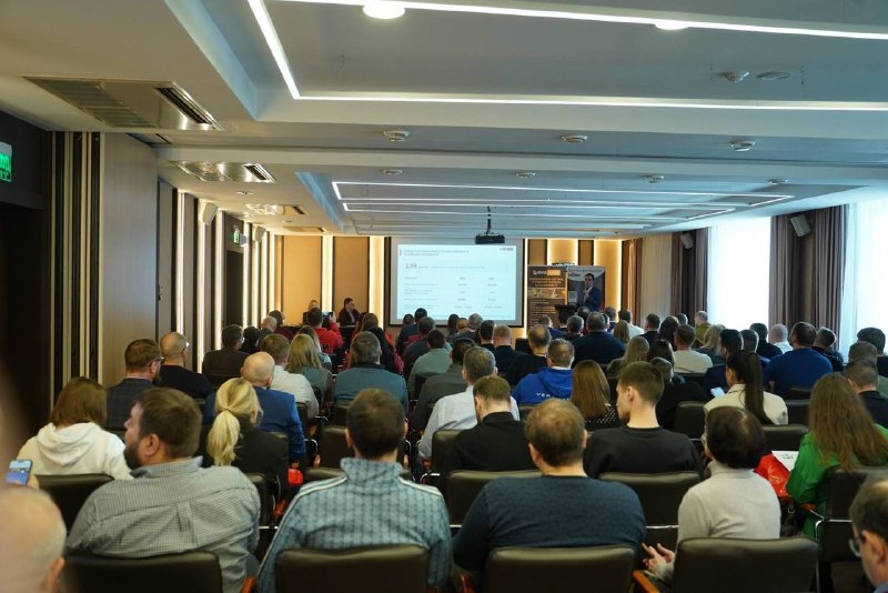 12.02.26 в Уральской столице стартовала международная конференция «Логистика Будущего» — и в зале аншлаг.
В конференции приняли участие порядка 180 делегатов из Екатеринбурга, Челябинска, Перми, Тюмени, Казани, Казахстана и Беларуси. 

В числе спикеров — представители ведущих компаний: Егор Широченко (NF GROUP), Анатолий Пивоваров (МОБИ), Александр Цагарейшвили (SEVCO), Дмитрий Абдрахманов (SCANCODE),) Андрей Акулов (Вертер.СОФТ), Сергей Деев (DSM-Logistics), Дмитрий Кузнецов (ООО "Азъ-группа"), Михаил Еремин (Kurs Development, г. Челябинск), Андрей ТОлшин (ООО "БАУ-ТЕХНИК"), Ксения Оплетаева(Агентство инфраструктурного развития Тюменской области). Модератором конференции выступил Виталий Хиль, ведущий эксперт рынка складов Уральского региона. В рамках конференции состоялась экскурсия на логистический центр SVX-Park, площадью 26 000 кв.м. 

Конференция в Екатеринбурге открыла серию бизнес-конференций «Логистика Будущего» в 2026 г.: в течение года пройдет 10 мероприятий в 4 странах, каждая из которых будет сопровождаться экскурсией на склад. Все делегаты конференций получат свежий выпуск федерального отраслевого справочника «Гид Склады РФ 2026».

Ближайшие конференции Логистика Будущего: 
12 марта 2026 - Казань 
08 апреля 2026 - Санкт-Петербург
14 мая 2026 - Ташкент, Узбекистан 
18 июня 2026 - Москва 
03 сентября 2026 - Алматы, Казахстан 
08 октября 2026 - Минск, Беларусь 
29 октября 2026 - Краснодар 
26 ноября 2026 - Новосибирск

Сайт: http://логистикабудущего.рф, logconf.ru
ТГ канал: https://t.me/logconf_rus

Оргкомитет конференции «Логистика Будущего» 
Группа EKBPROMO
Моб. +7 922 188 77 07, + 7 922 1202056
e-mail: info@ekbpromo.ru

