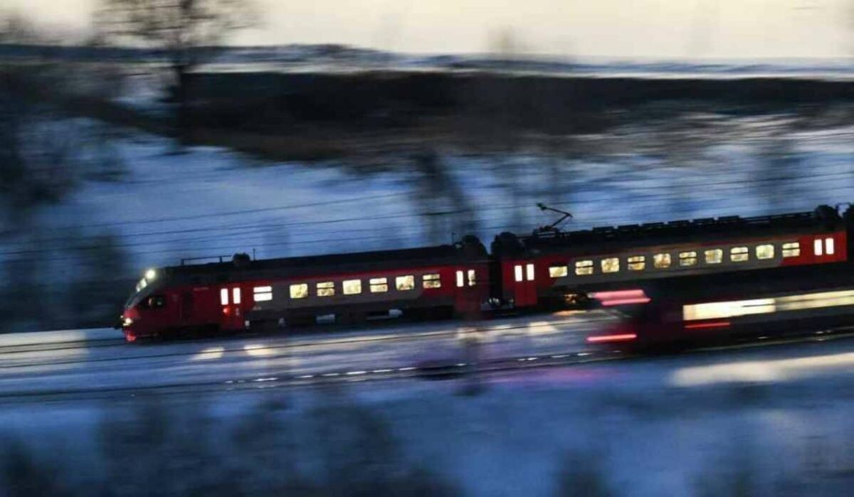     Пассажирский поезд. Источник: ria.ru Автор фото: Александр Кряжев