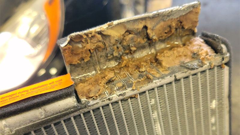 Фото ebay.com. Внутри радиатора расположен его сердечник (сердцевина). Обратите внимание на желтоватый шлам — это результат нерегулярной промывки системы, из-за чего внутри скопились грязь и продукты износа. Данный сердечник выполнен из алюминия
