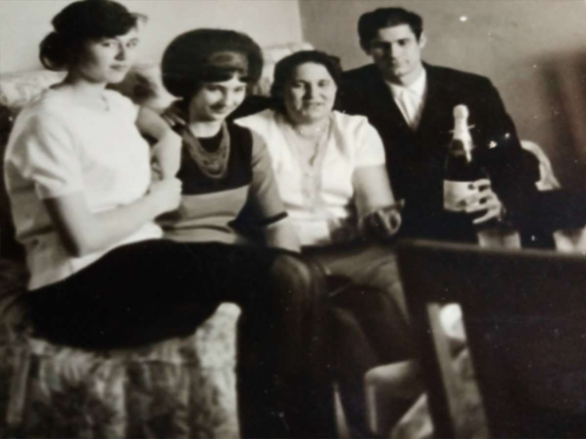 Вечерние посиделки в кругу семьи. Линое фото.