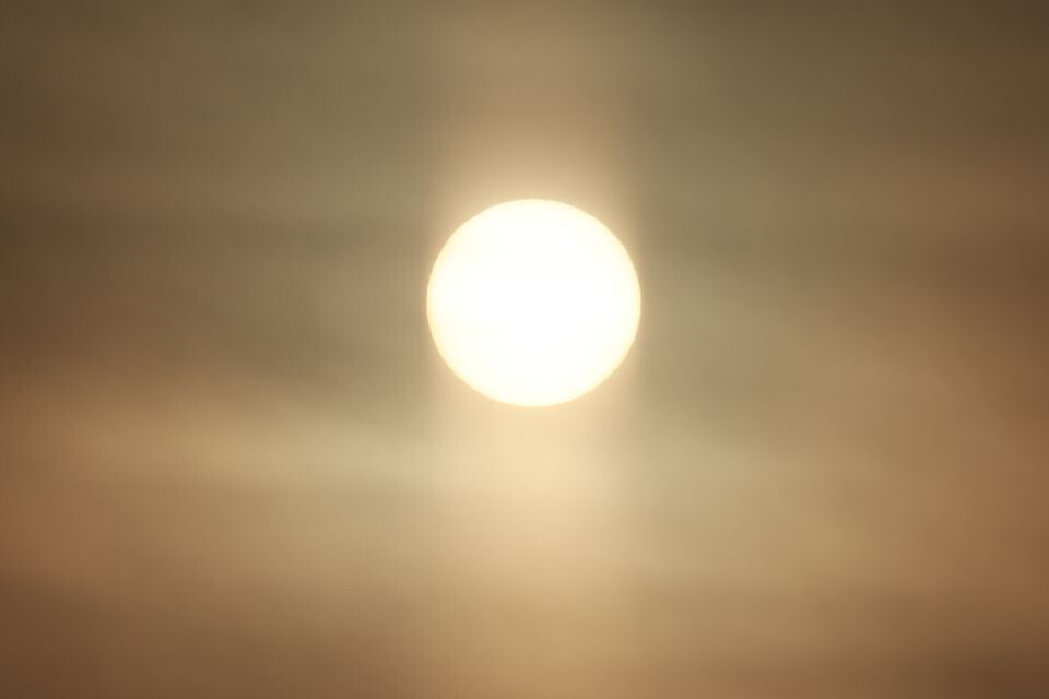    "Растущее" Солнце в небе над Барнаулом . Источник: Олег Укладов